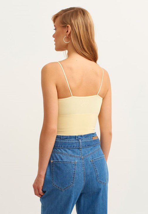 Nakışlı Hırka ve Denim Pantolon Kombini