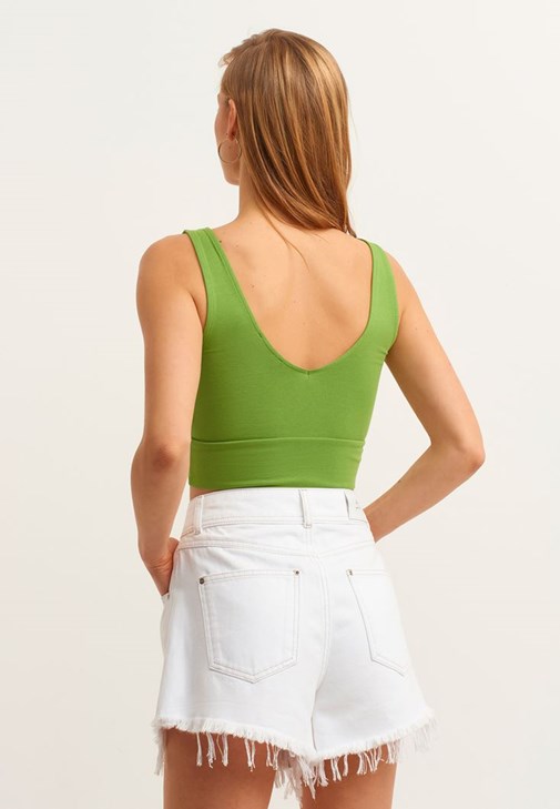 V-Neck Crop Atlet ve Mini Şort Kombini