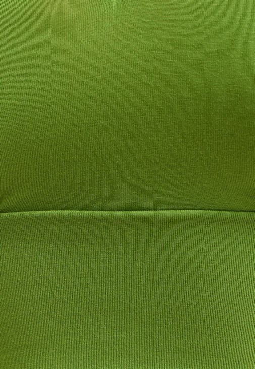 V-Neck Crop Atlet ve Mini Şort Kombini