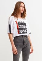 Bayan Beyaz Pamuklu ve Slogan Baskılı Crop Tişört