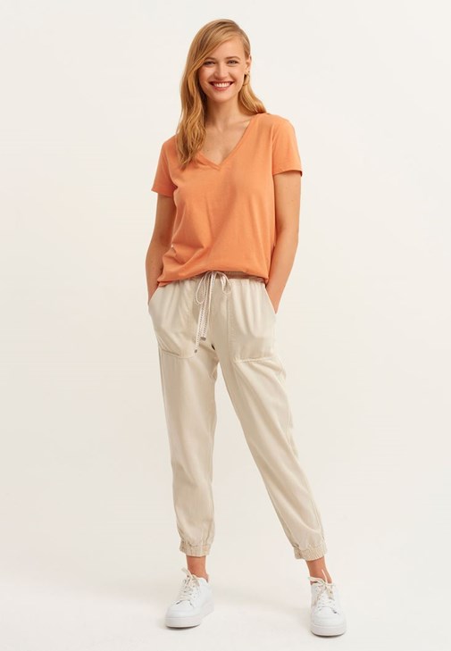 V-Neck Tişört ve Jogger Pantolon Kombini