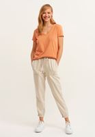 V-Neck Tişört ve Jogger Pantolon Kombini