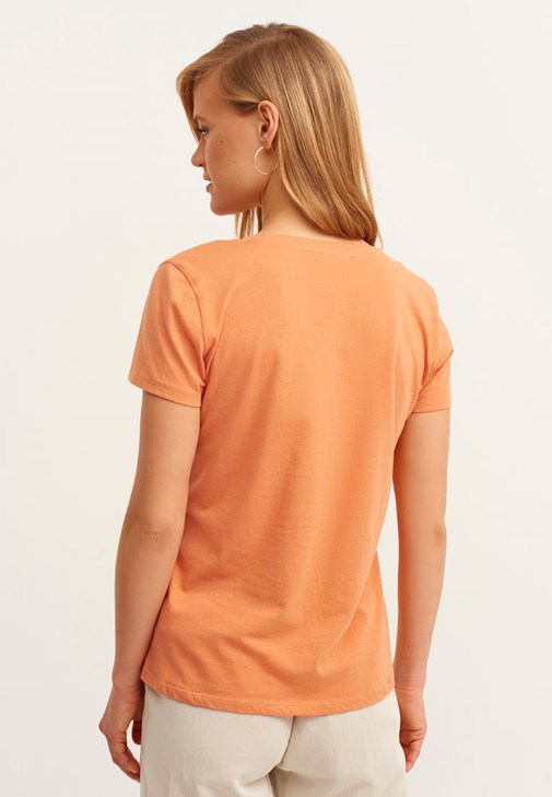 V-Neck Tişört ve Jogger Pantolon Kombini