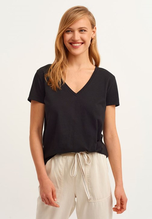 Pamuklu V-Neck Tişört ve Dokulu Jogger Pantolon Kombini