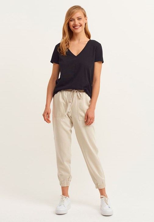 Pamuklu V-Neck Tişört ve Dokulu Jogger Pantolon Kombini