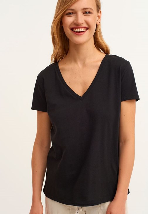 Pamuklu V-Neck Tişört ve Dokulu Jogger Pantolon Kombini