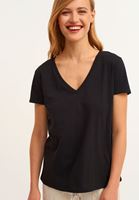 Pamuklu V-Neck Tişört ve Dokulu Jogger Pantolon Kombini