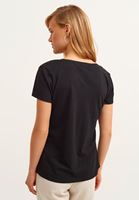 Pamuklu V-Neck Tişört ve Dokulu Jogger Pantolon Kombini