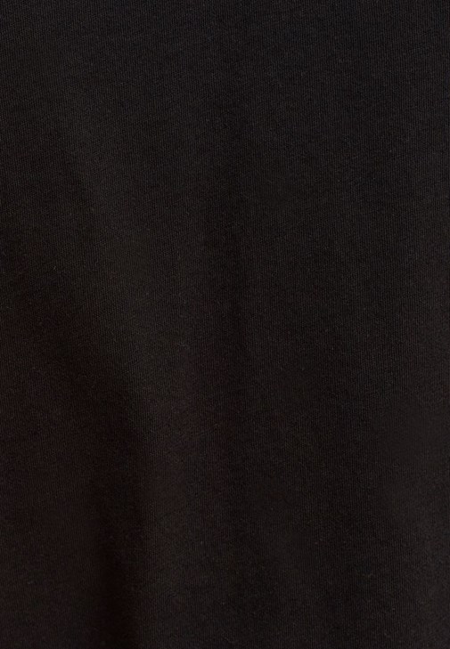 Pamuklu V-Neck Tişört ve Dokulu Jogger Pantolon Kombini