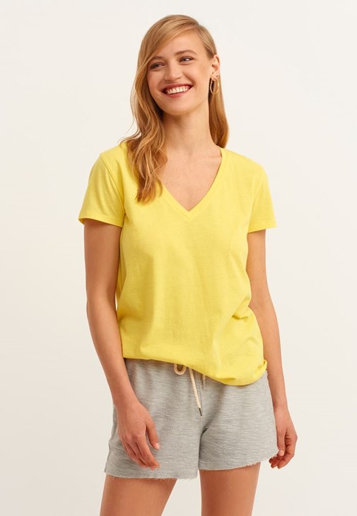 V-Neck Tişört ve Sweat Short Kombini 
