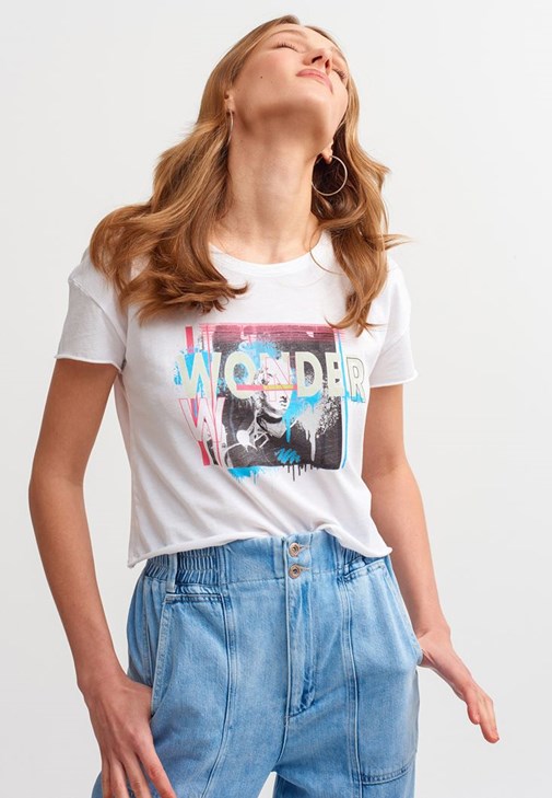 Baskılı Crop Tişört ve Yüksek Bel Denim Pantolon Kombini