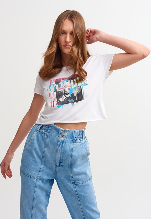 Baskılı Crop Tişört ve Yüksek Bel Denim Pantolon Kombini