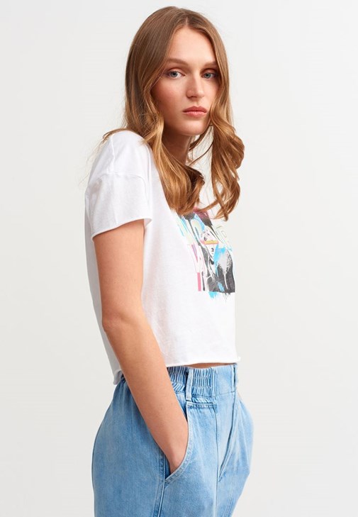 Baskılı Crop Tişört ve Yüksek Bel Denim Pantolon Kombini
