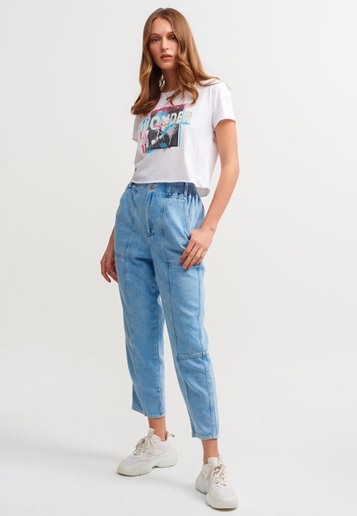 Baskılı Crop Tişört ve Yüksek Bel Denim Pantolon Kombini
