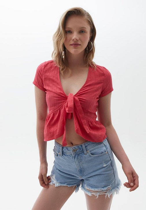  Bağcıklı Crop Bluz ve Denim Şort Kombini