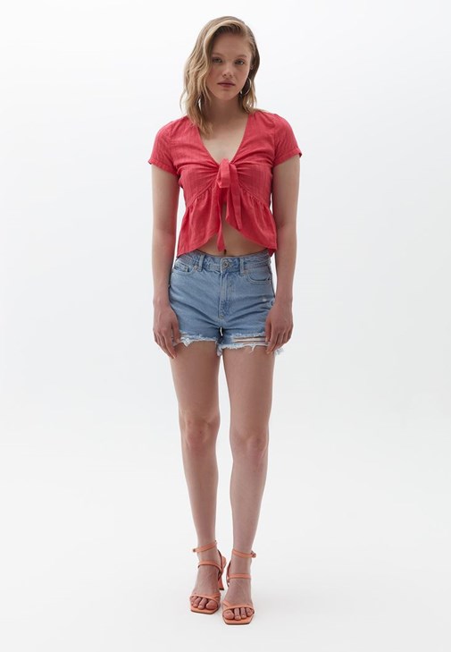  Bağcıklı Crop Bluz ve Denim Şort Kombini