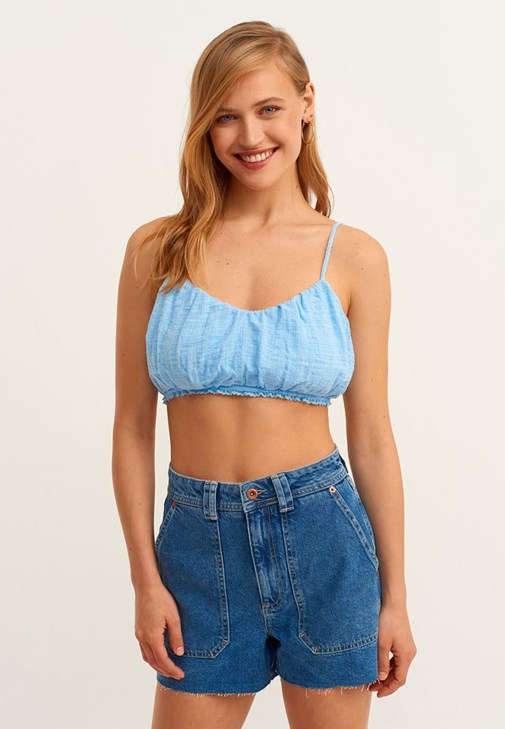 Askılı Crop Top ve Denim Şort Kombini