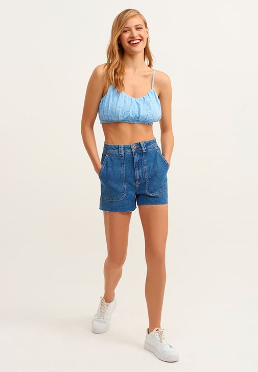 Askılı Crop Top ve Denim Şort Kombini