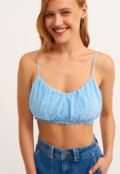 Askılı Crop Top ve Denim Şort Kombini