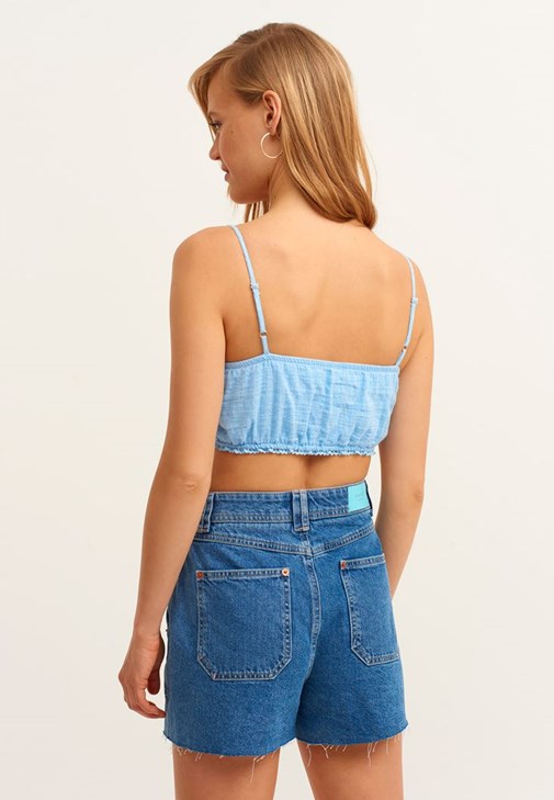Askılı Crop Top ve Denim Şort Kombini