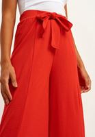Bayan Kırmızı Kuşaklı ve Volanlı Wide-Leg Pantolon
