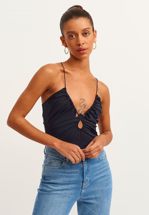 Sırt Detaylı Bodysuit ve Mom-Fit Pantolon Kombini