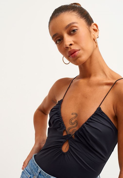 Sırt Detaylı Bodysuit ve Mom-Fit Pantolon Kombini