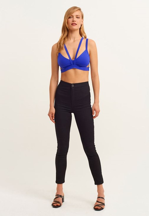 Çapraz Askılı Büstiyer ve Skinny Pantolon Kombini