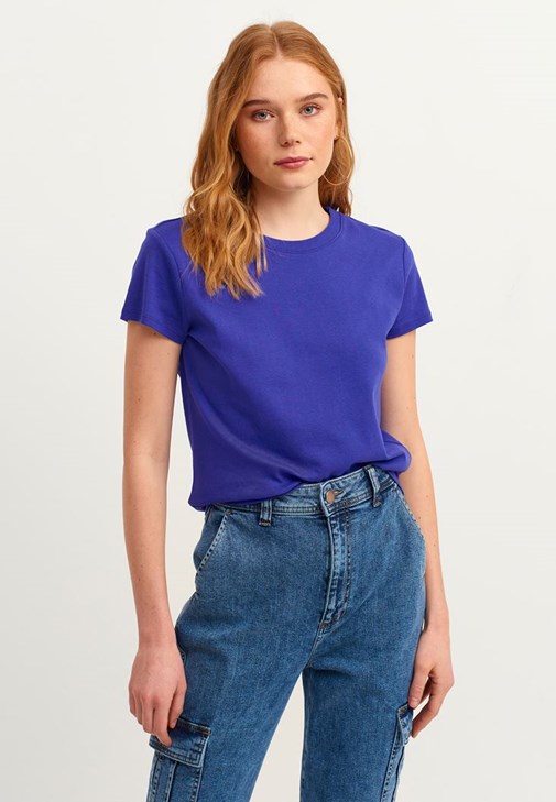 Zero-Neck Tişört ve Jogger Pantolon Kombini