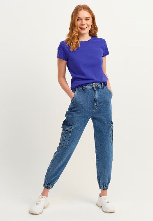 Zero-Neck Tişört ve Jogger Pantolon Kombini