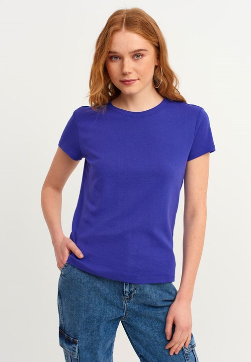 Zero-Neck Tişört ve Jogger Pantolon Kombini