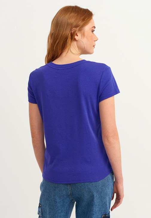 Zero-Neck Tişört ve Jogger Pantolon Kombini