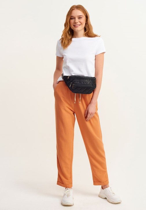 V-Neck Salopet Tulum Ve Sneaker Kombini