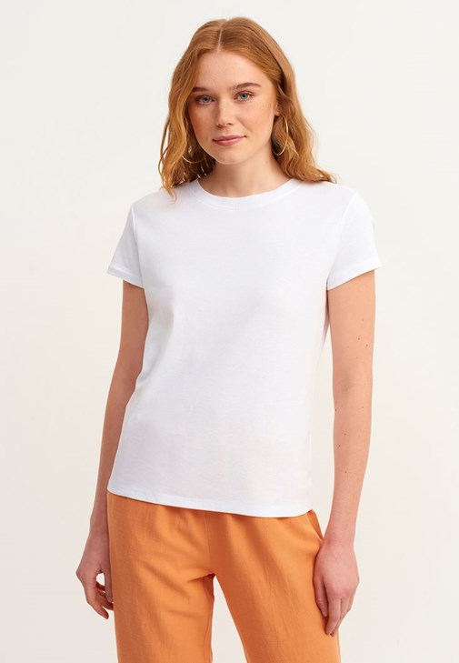 V-Neck Salopet Tulum Ve Sneaker Kombini