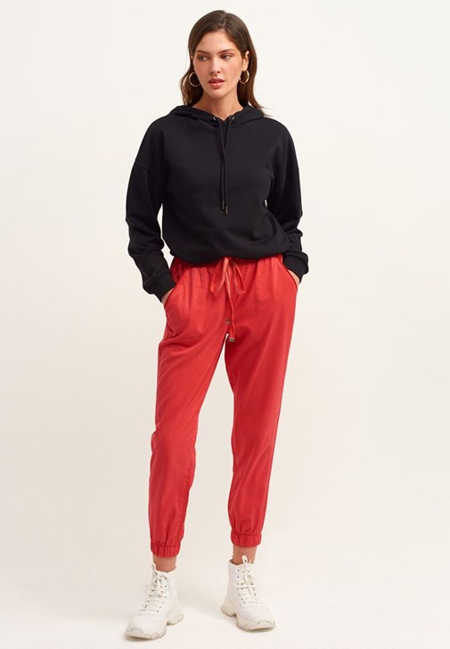 Nature Friendly Jogger Pantolon ve Büzgülü Crop Sweatshirt Kombini