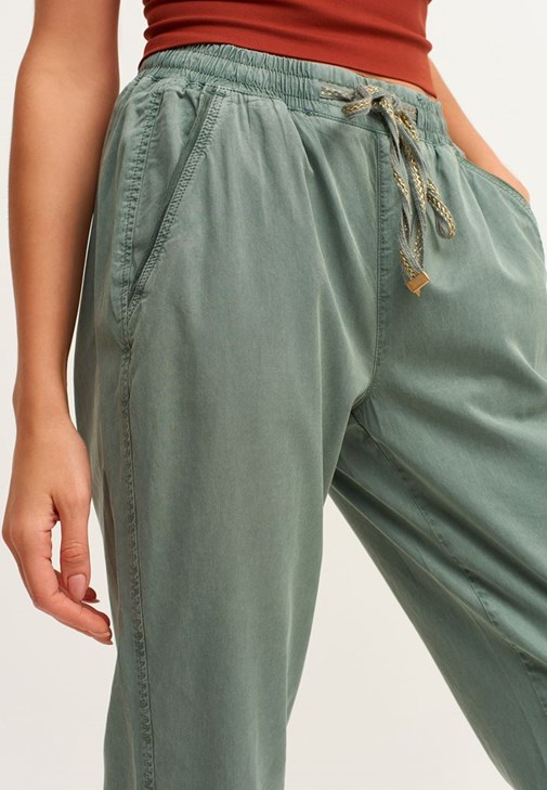 Nature Friendly Jogger Pantolon ve Kapüşonlu Sweatshirt Kombini