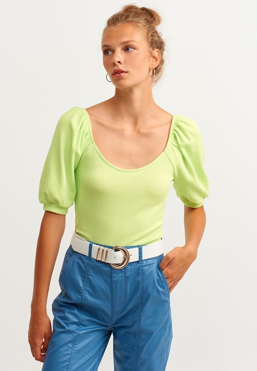 Balon Kollu Bluz ve Crop Pantolon Kombini