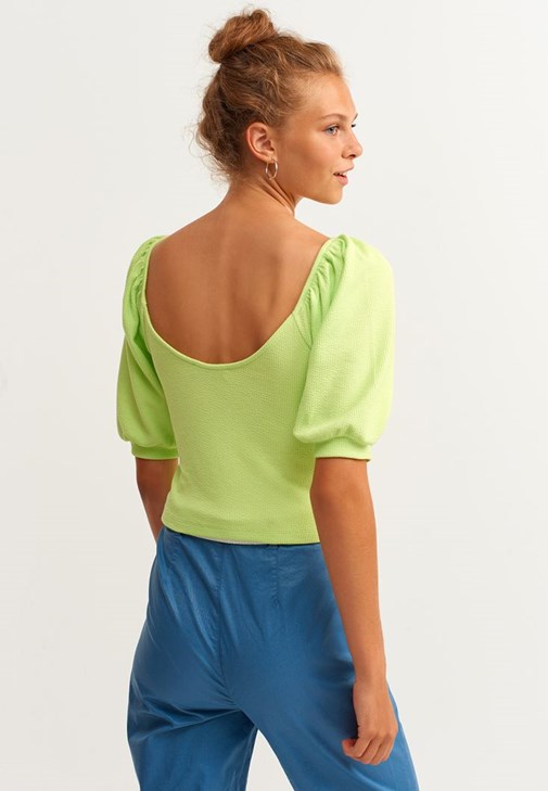 Balon Kollu Bluz ve Crop Pantolon Kombini