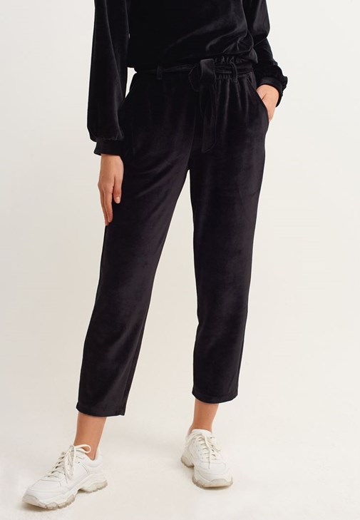 Velvet Jogger Pantolon ve Uzun Kollu Triko Top Kombini