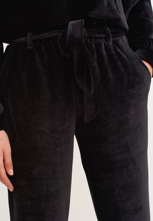 Velvet Jogger Pantolon ve Uzun Kollu Triko Top Kombini