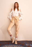 Velvet Jogger Pantolon ve Cut-Out Romantik Bluz Kombini