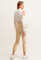 Velvet Jogger Pantolon ve Cut-Out Romantik Bluz Kombini