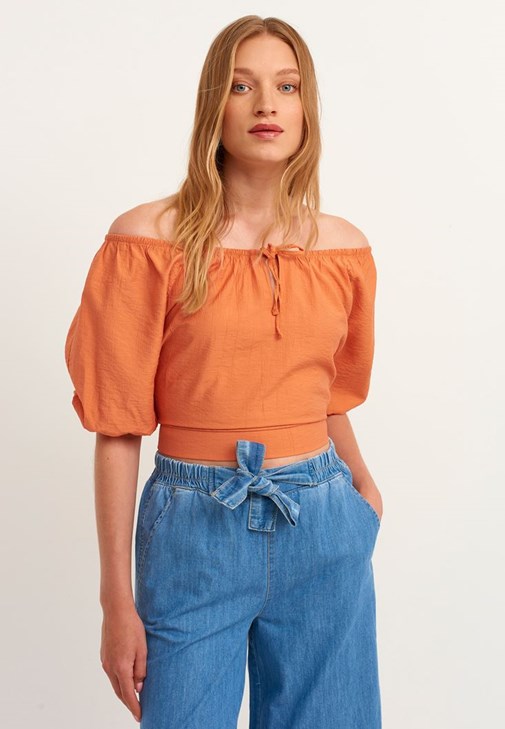 Omzu Açık Bluz ve Wide-Leg Pantolon Kombini