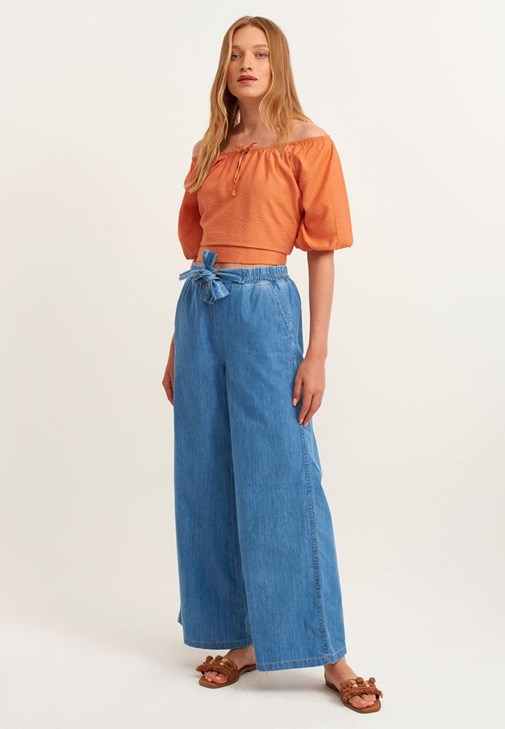 Omzu Açık Bluz ve Wide-Leg Pantolon Kombini