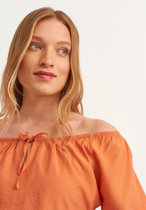 Omzu Açık Bluz ve Wide-Leg Pantolon Kombini