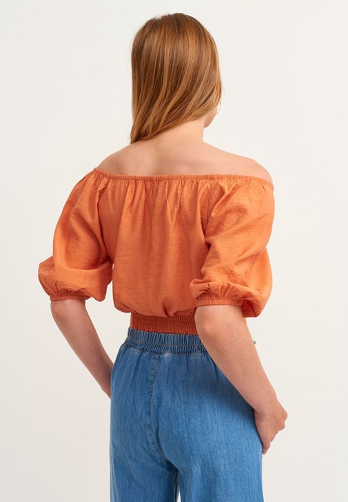 Omzu Açık Bluz ve Wide-Leg Pantolon Kombini