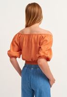 Omzu Açık Bluz ve Wide-Leg Pantolon Kombini