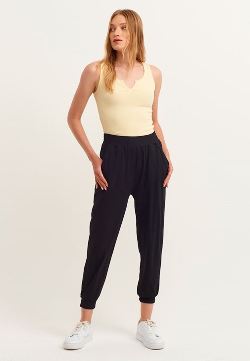 Jogger Pantolon ve Halter Yaka Atlet Kombini