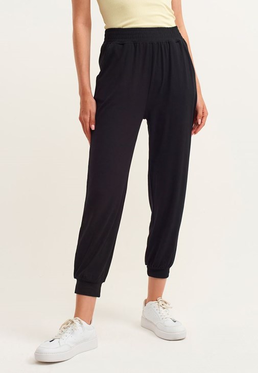 Jogger Pantolon ve Halter Yaka Atlet Kombini