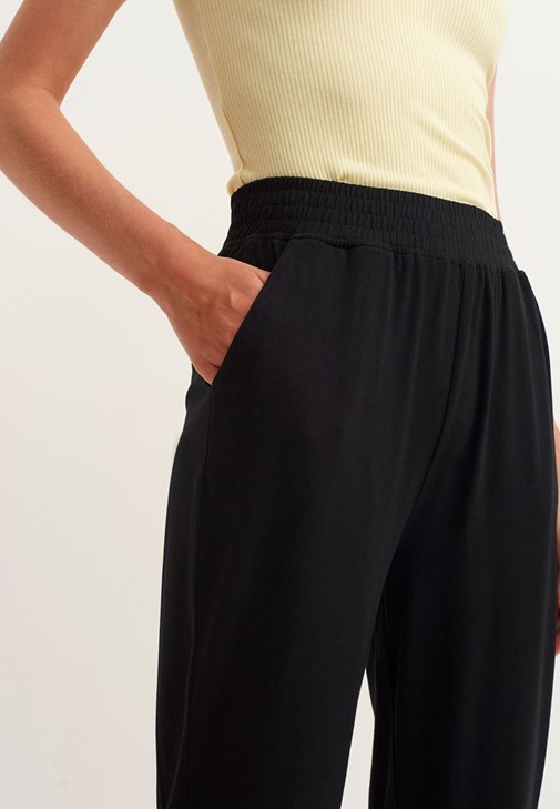 Jogger Pantolon ve Halter Yaka Atlet Kombini